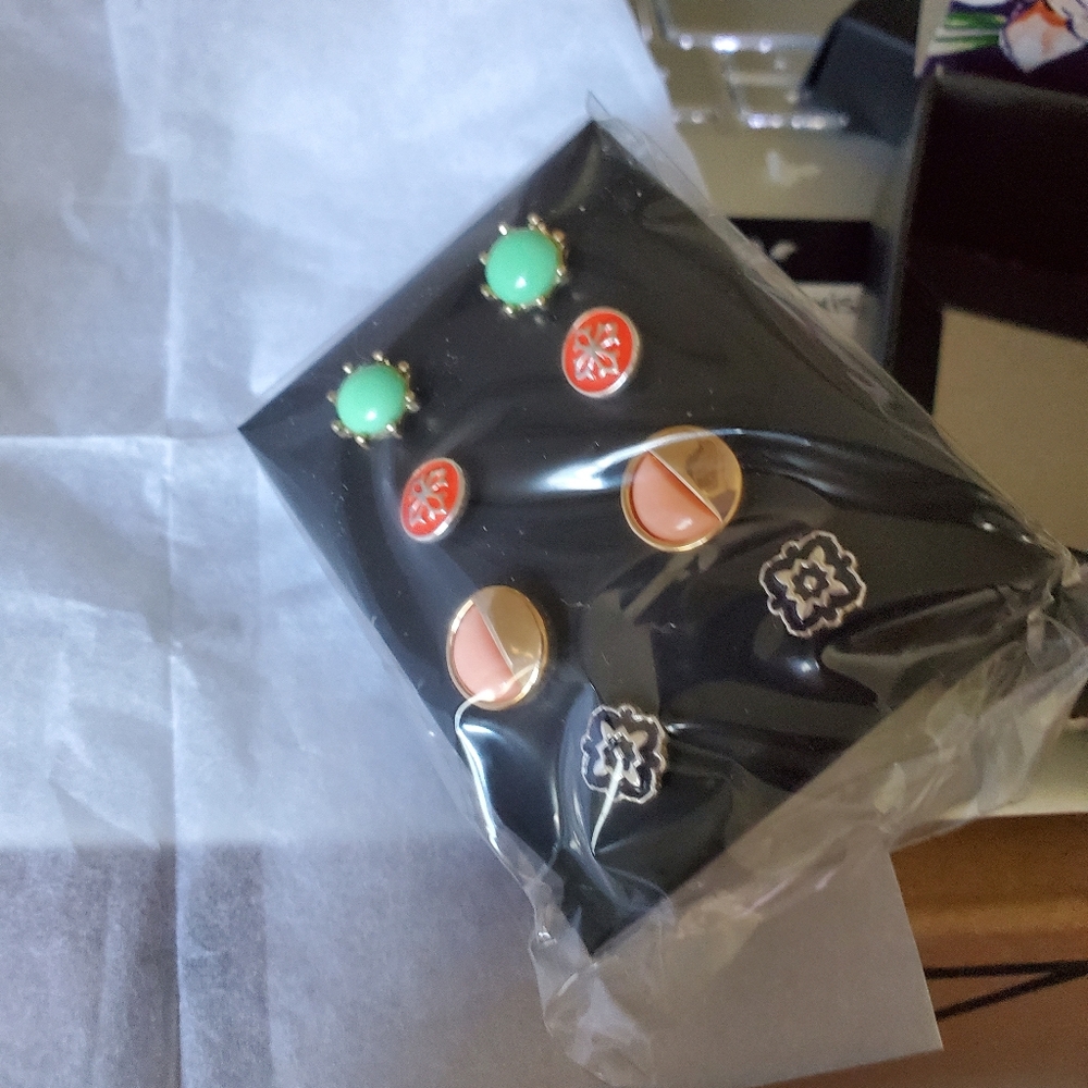 Earrings,8 pr in this pkg.Pierced